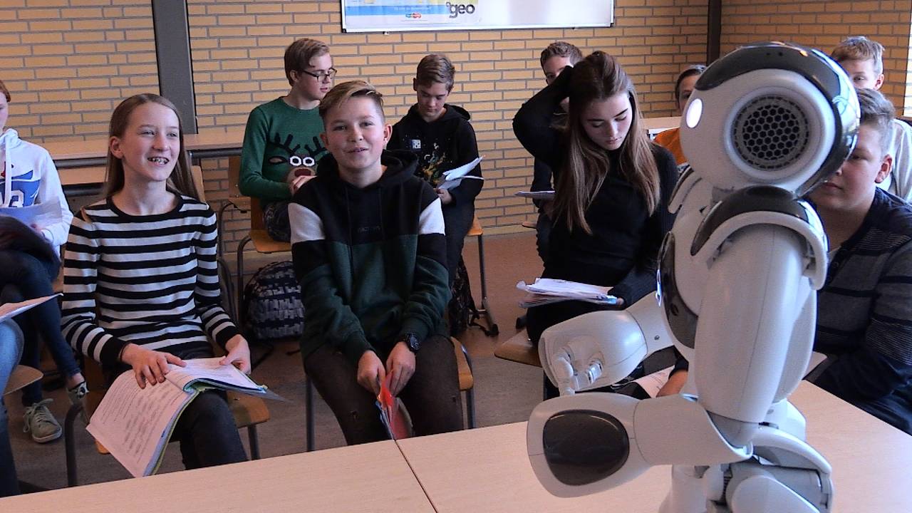 Robot Nao geeft de leerlingen een spreekoefening
