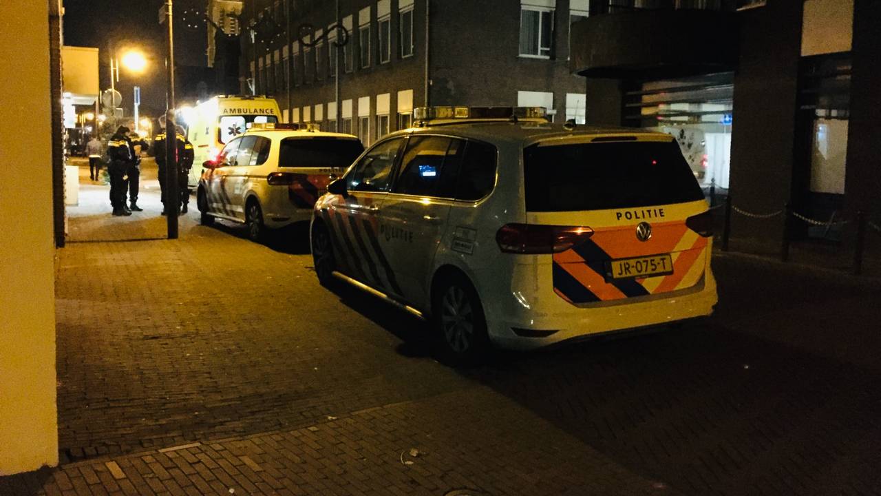 De politie doet onderzoek op de plaats waar de steekpartij plaatsvond. (Foto: AS Media)