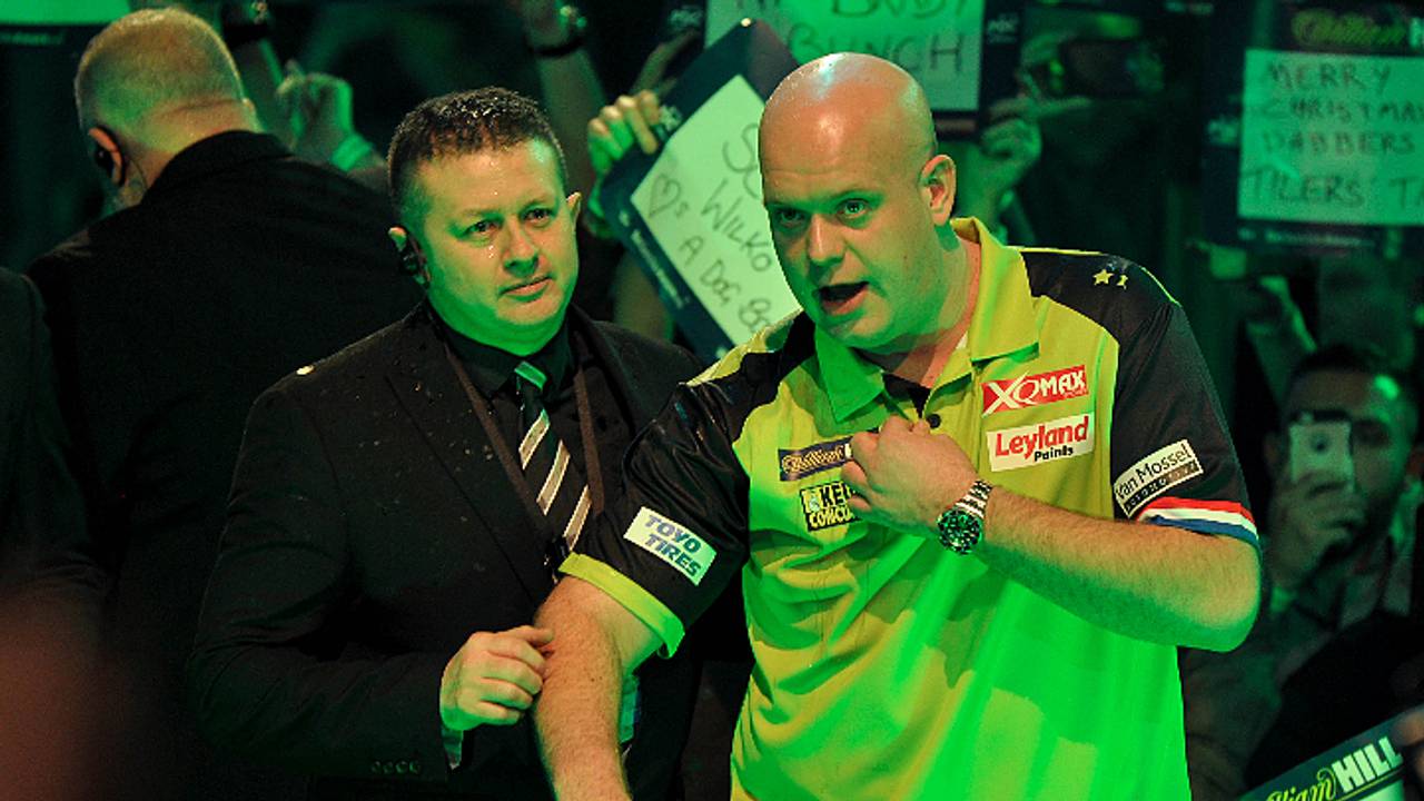 Michael van Gerwen kreeg bier naar zich toegegooid (Foto: OrangePictures).