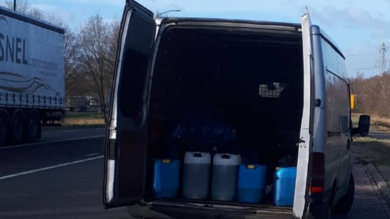 In het busje werden chemische stoffen gevonden (Foto: Politie).