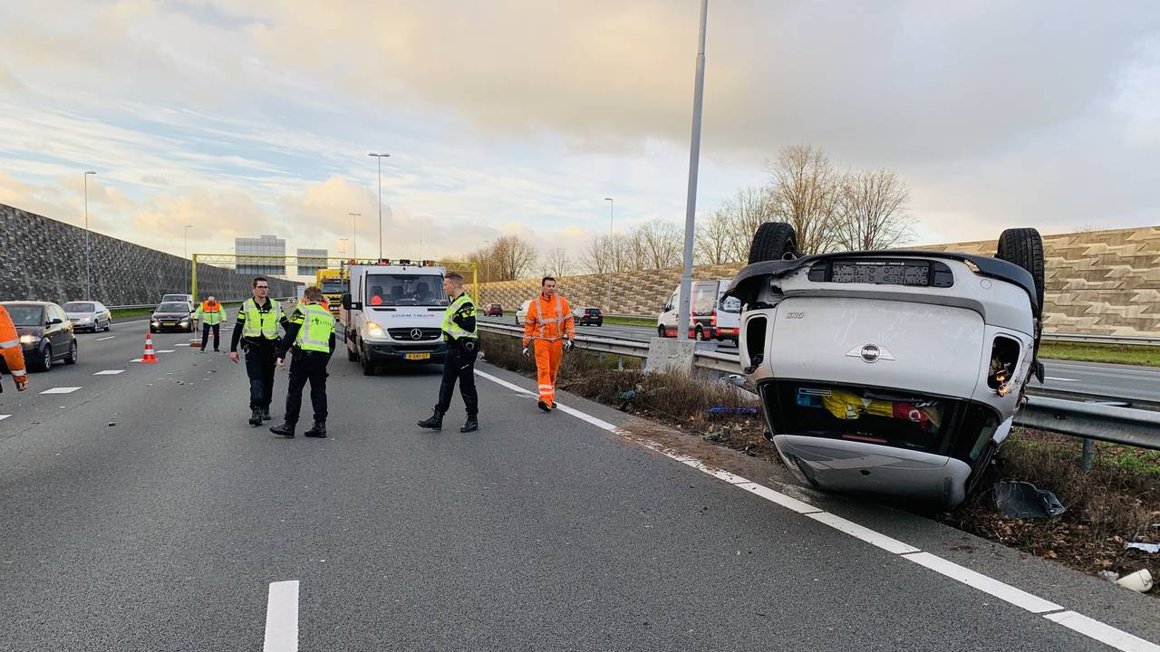 Een auto sloeg om vlakbij een lichtmast (Foto: AS Media)