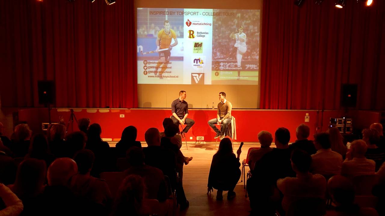 Topsporters Rick van den Hurk en Marcel Balkestein zaten donderdagavond op het Rythovius College in Eersel.