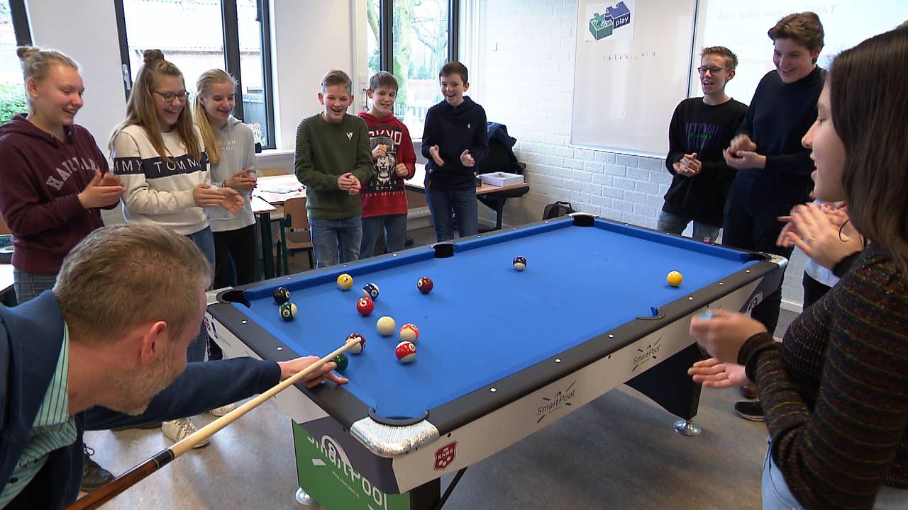 Docent Erik van Haren geeft wiskunde- én poolles tegelijkertijd.