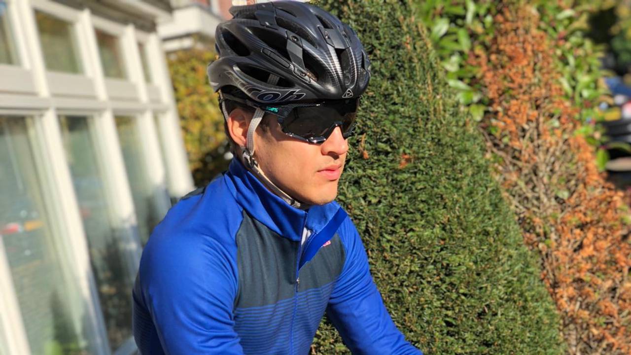 Glenn Coldenhoff voor het eerst na zijn zware crash weer naar buiten voor een fietstraining