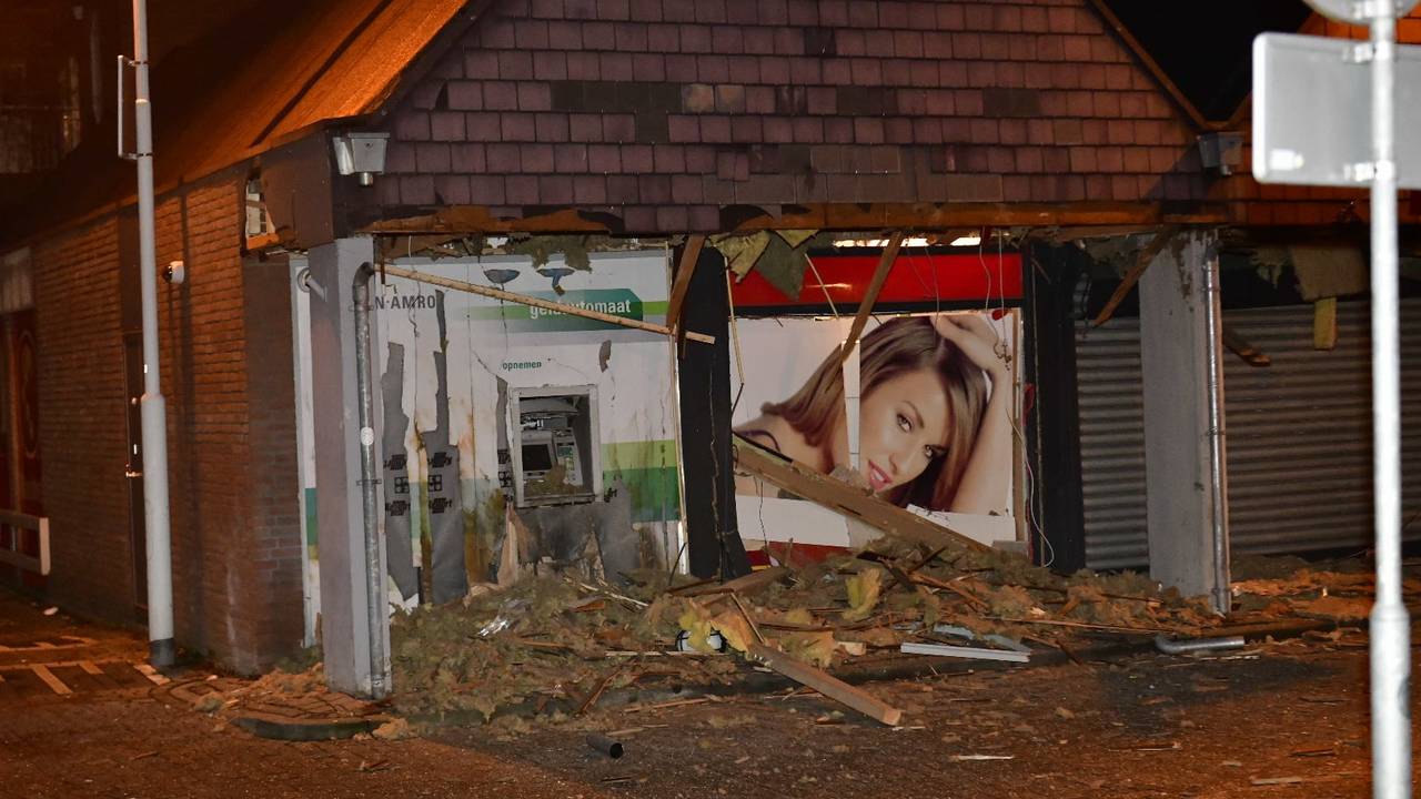 De enorme schade na de plofkraak (foto: Dave Hendriks/SQ Vision Mediaprodukties).