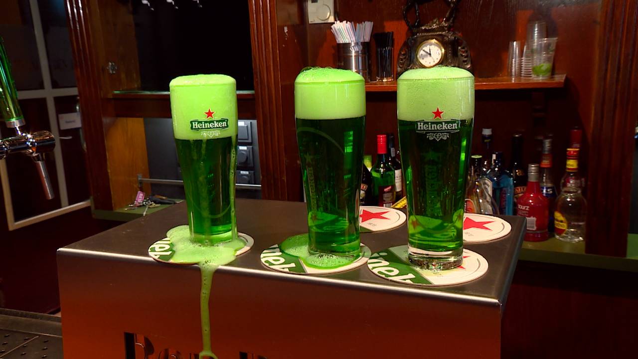 Groen bier komt uit de tap.