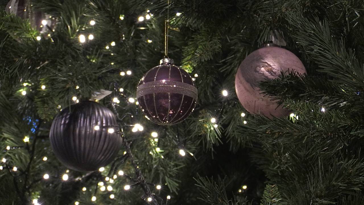 Hoe haal je ballen uit een kerstboom?
