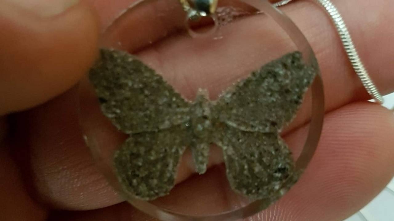 Richard uit Tilburg is de ketting met as van zijn moeder kwijt.