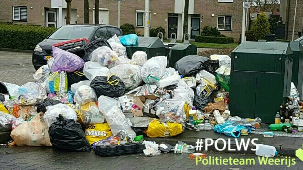 Naast afvalcontainers wordt vaak veel gedumpt.