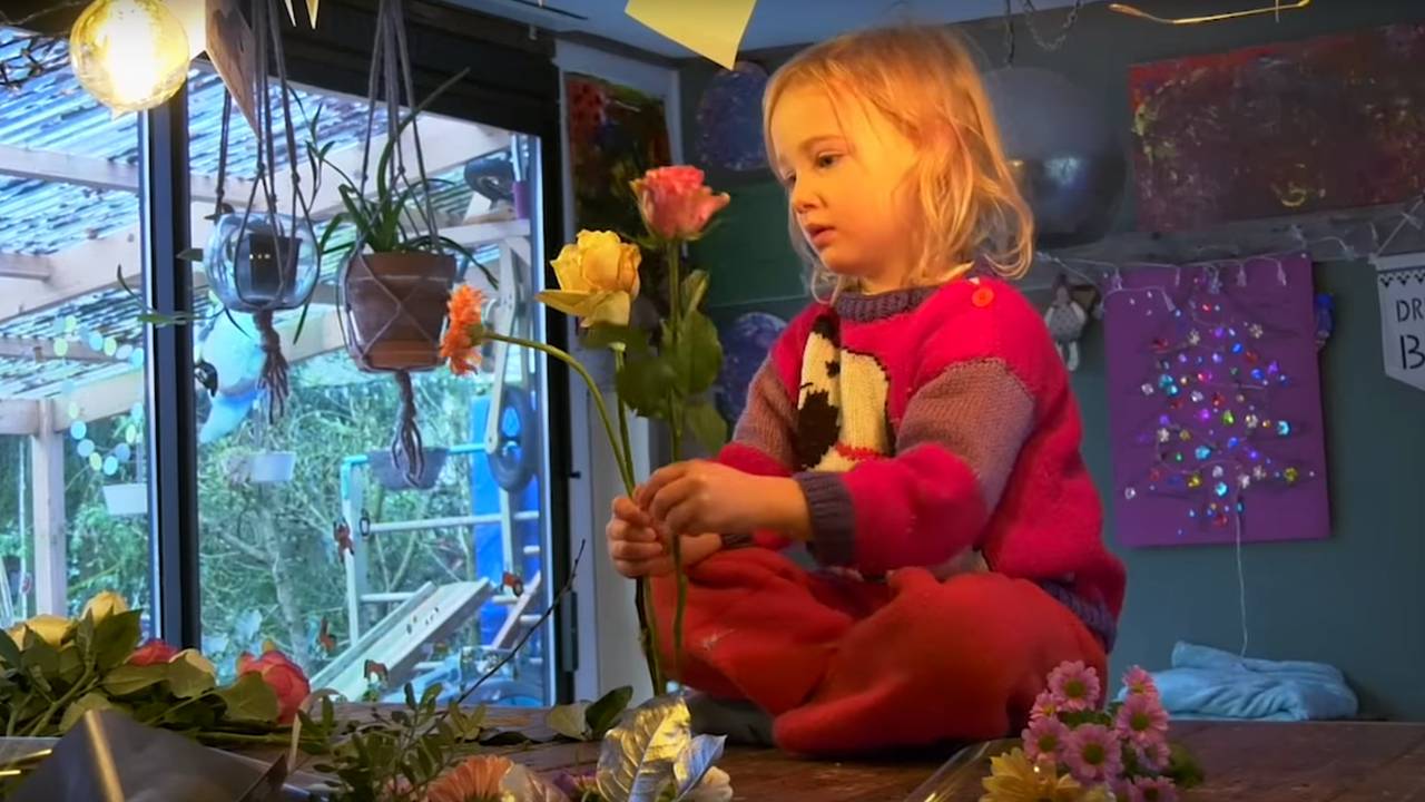 Isis (4) maakt nieuwe boeketjes voor ouderen.