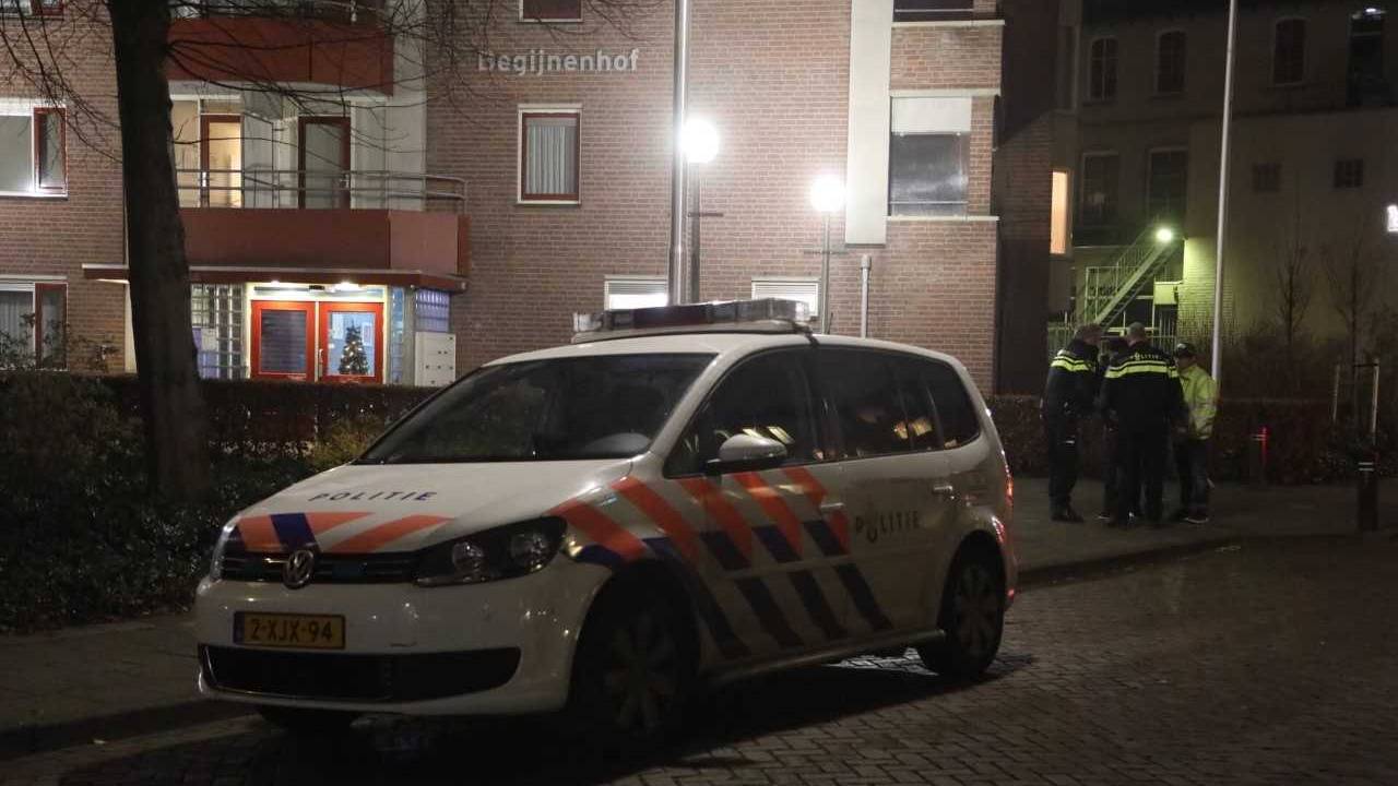 De politie doet onderzoek naar de beroving (foto: Gabor Heeres).