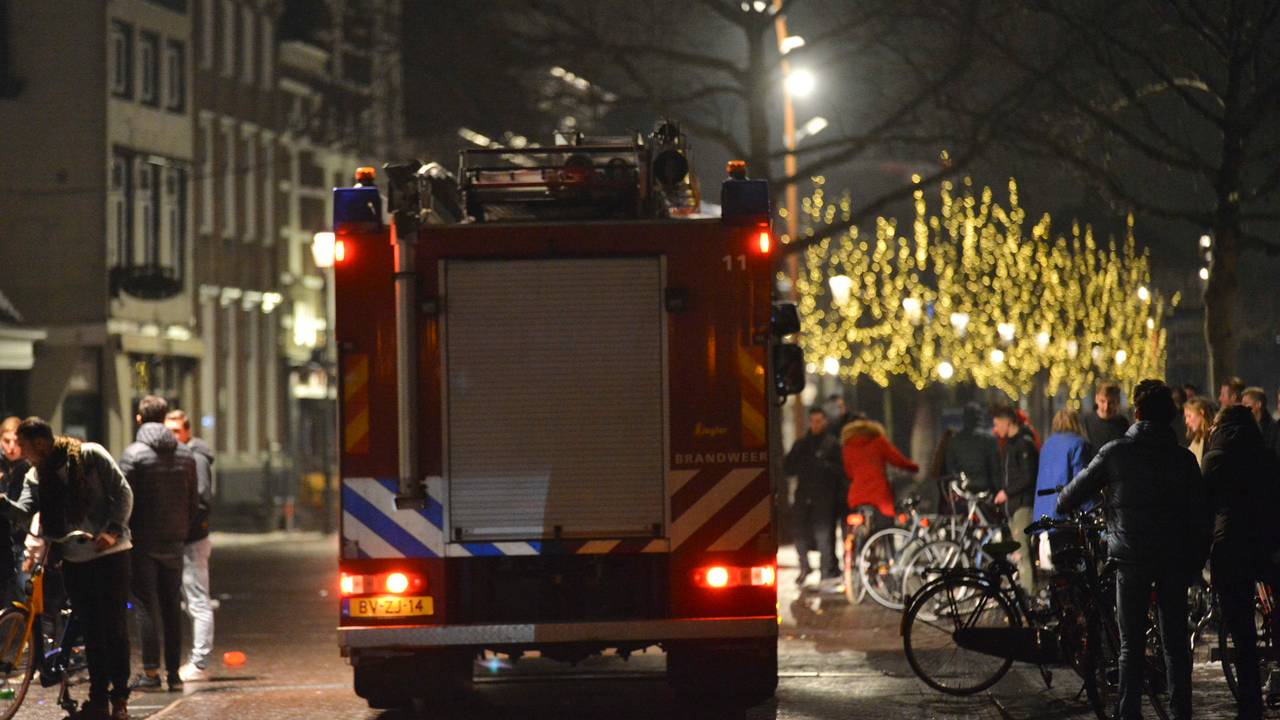 Het was nog druk in de stad met uitgaanspubliek. (Foto: Perry Roovers/ SQ Vision)