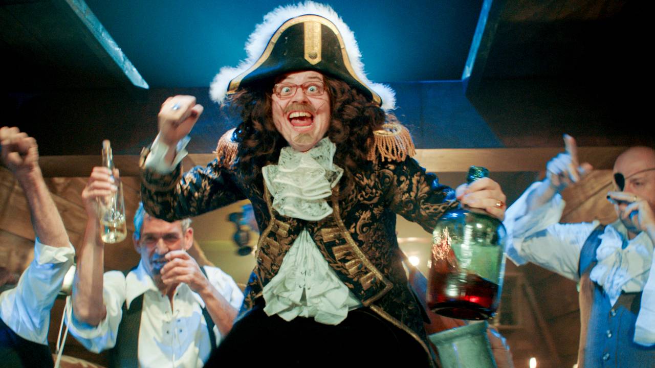 Lamme Frans als piraat in zijn nieuwe clip.