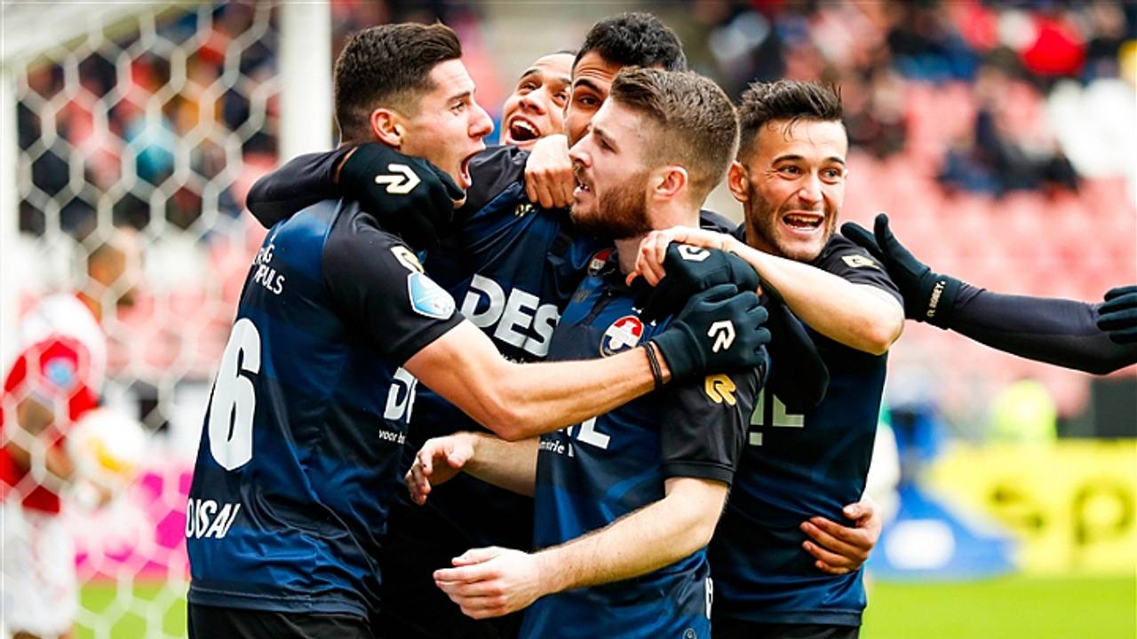 Vreugde bij Willem II na de treffer van Crowley (Foto: VI Images).