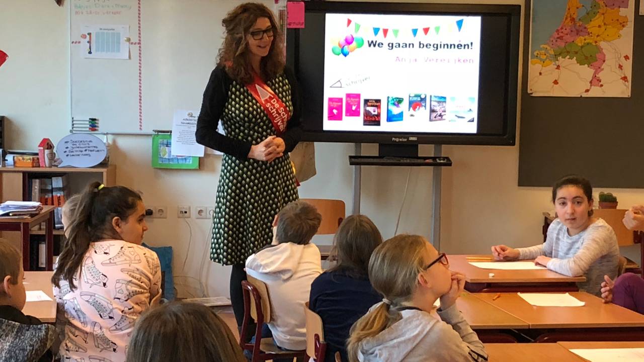Schrijfster Anja Vereijken geeft les aan groep 6 van basisschool Mozaïek in Helmond.