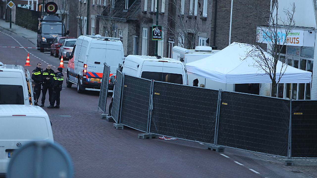 Onderzoek op de plek van het familiedrama. (Foto: Erik Haverhals/FPMB)