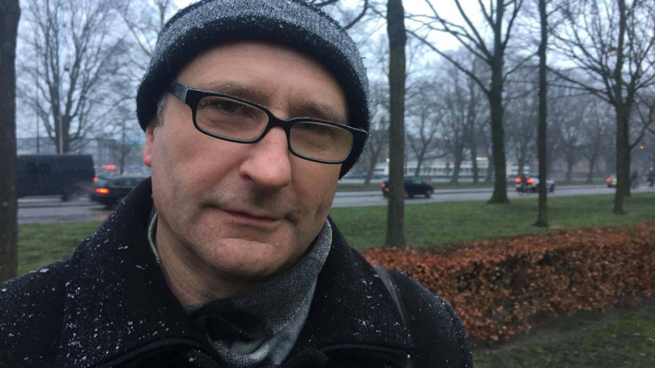 De Poolse kunstenaar Tomasz Tomaszewski in het Bredase park waar voor oktober zijn kunstwerk komt.