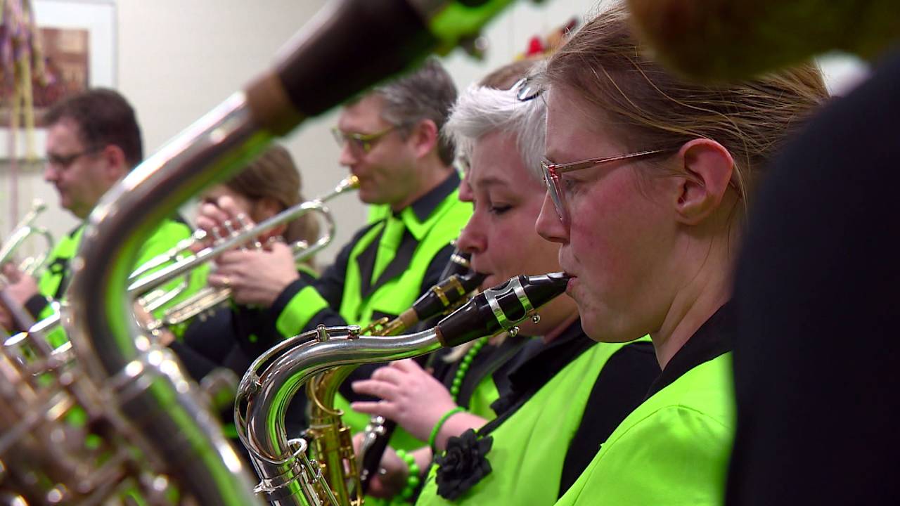 De Aggemarvanhuisaf band in actie.