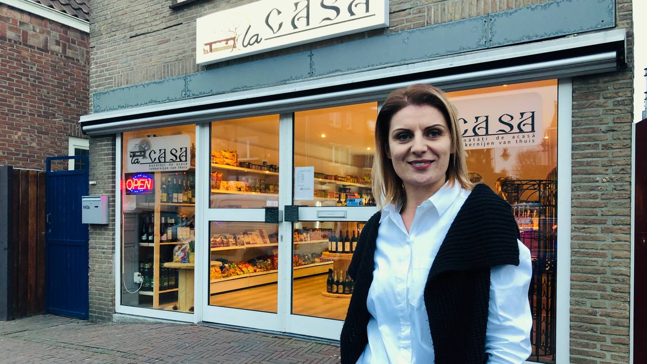 Raluca de Jong voor haar Roemeense supermarkt.
