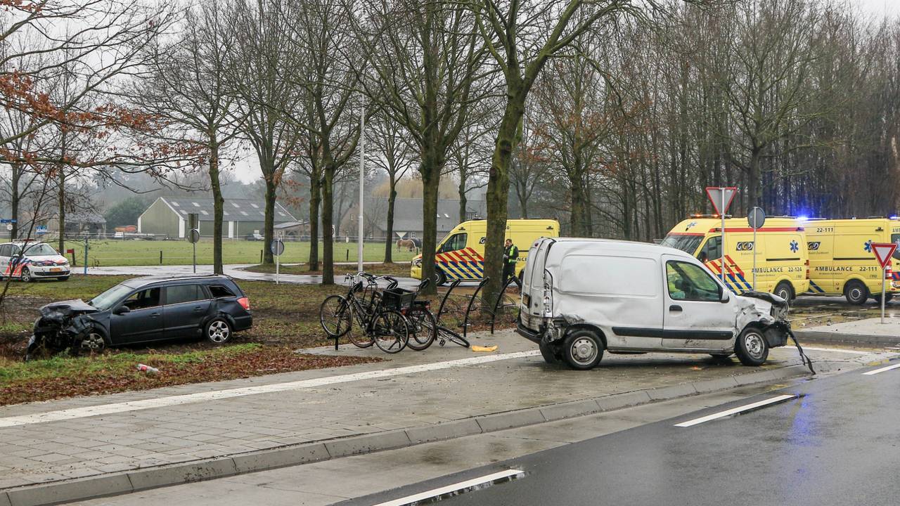 Twee auto's raakten zwaar beschadigd een ongeluk in Lieshout (Foto: Danny van Schijndel)