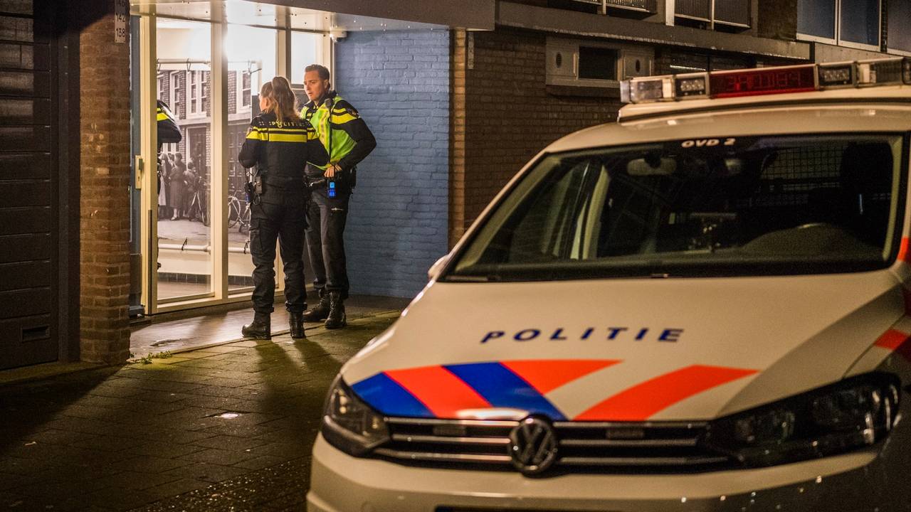 De politie doet onderzoek in de flat aan de Willem van Kesselstraat in Eindhoven.  (Foto: Sem van Rijssel/SQ Vision)