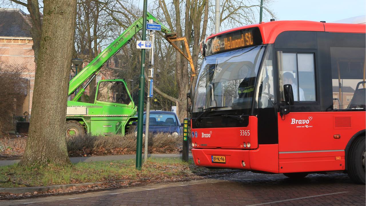 De bus raakte beschadigd. (Foto: 112Nieuwsonline)