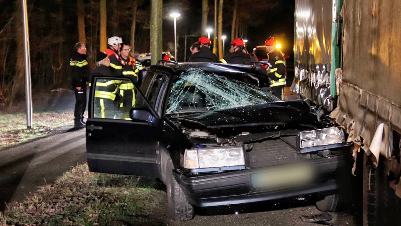De bestuurder van de auto is gewond naar het ziekenhuis gebracht. (Foto: Toby de Kort)