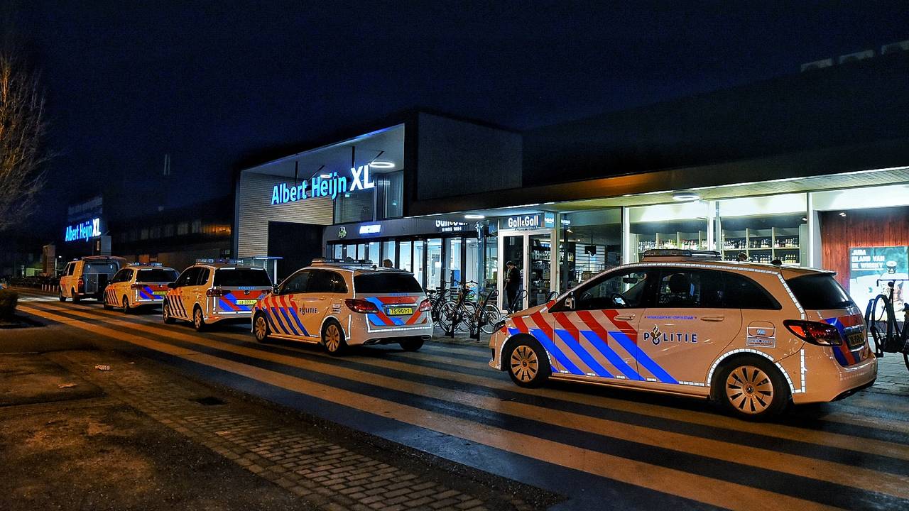 De politie kwam met zes auto's naar de winkel toe (foto: Toby de Kort)