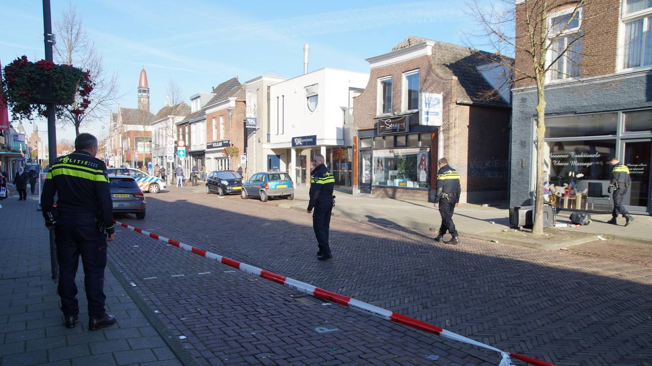 De politie in Waalwijk (foto: Erik Haverhals)