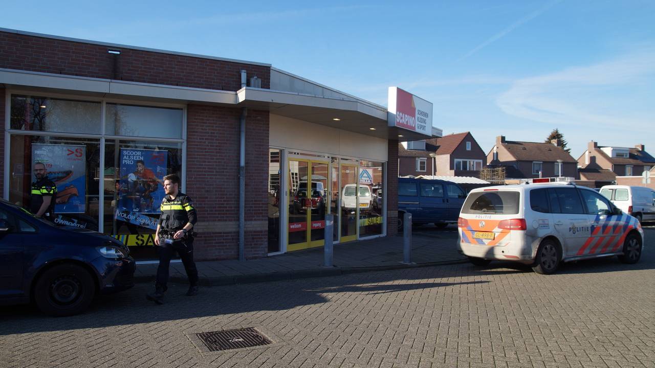 Politie in actie na de overval (foto: Erik Haverhals/Foto Persbureau Midden Brabant).
