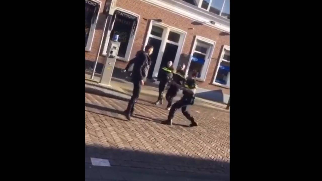 Man gaat agenten te lijf in Waalwijk.