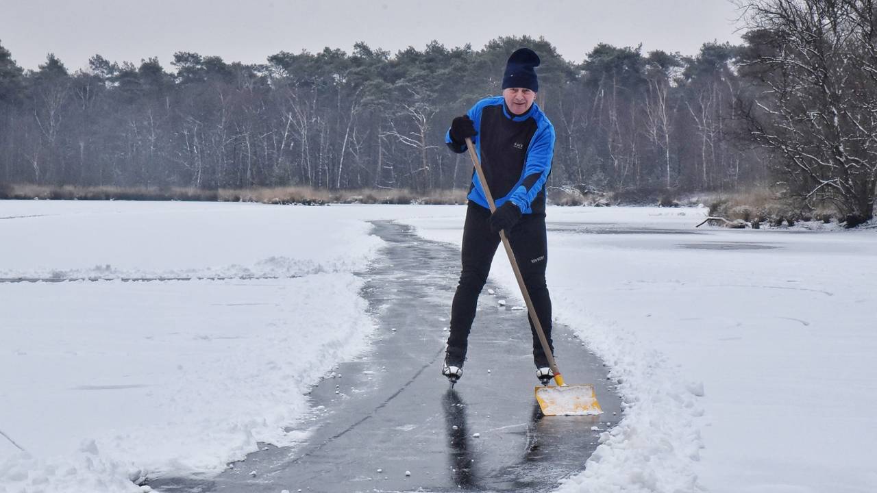 Door ijsmeester Cees Pasmans kan er weer geschaatst worden op het Brandven in Oisterwijk. (Foto: Toby de Kort/De Kort Media)