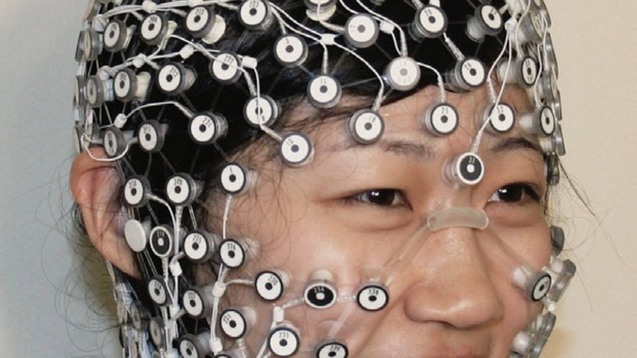 Een patiënt met elektrodes op het hoofd