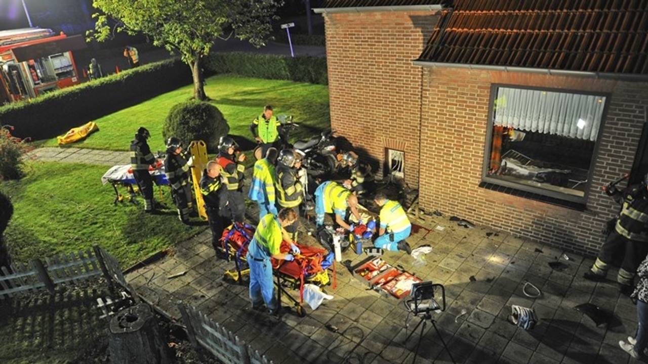 De motor botste tegen een huis in Riethoven (foto: Rico Vogels)