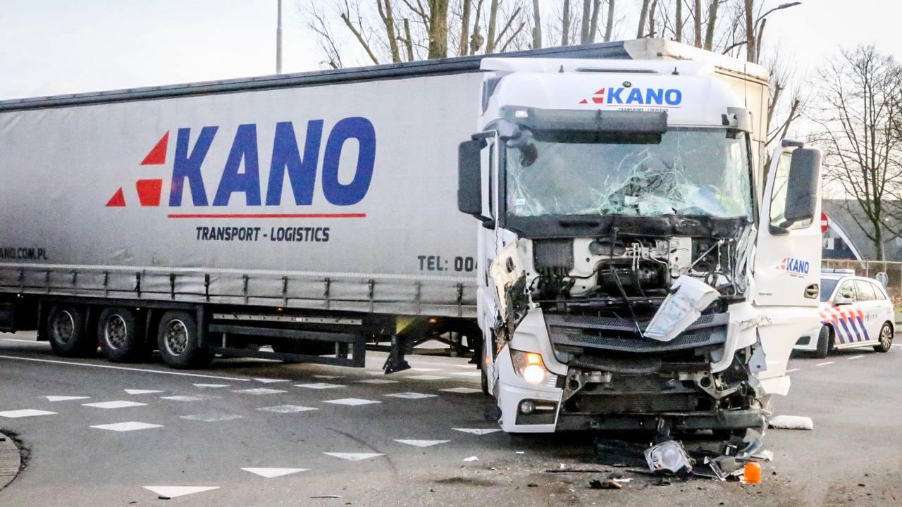 Twee vrachtwagens botsen tegen elkaar voor uitrit DAF (Foto: Danny van Schijndel)