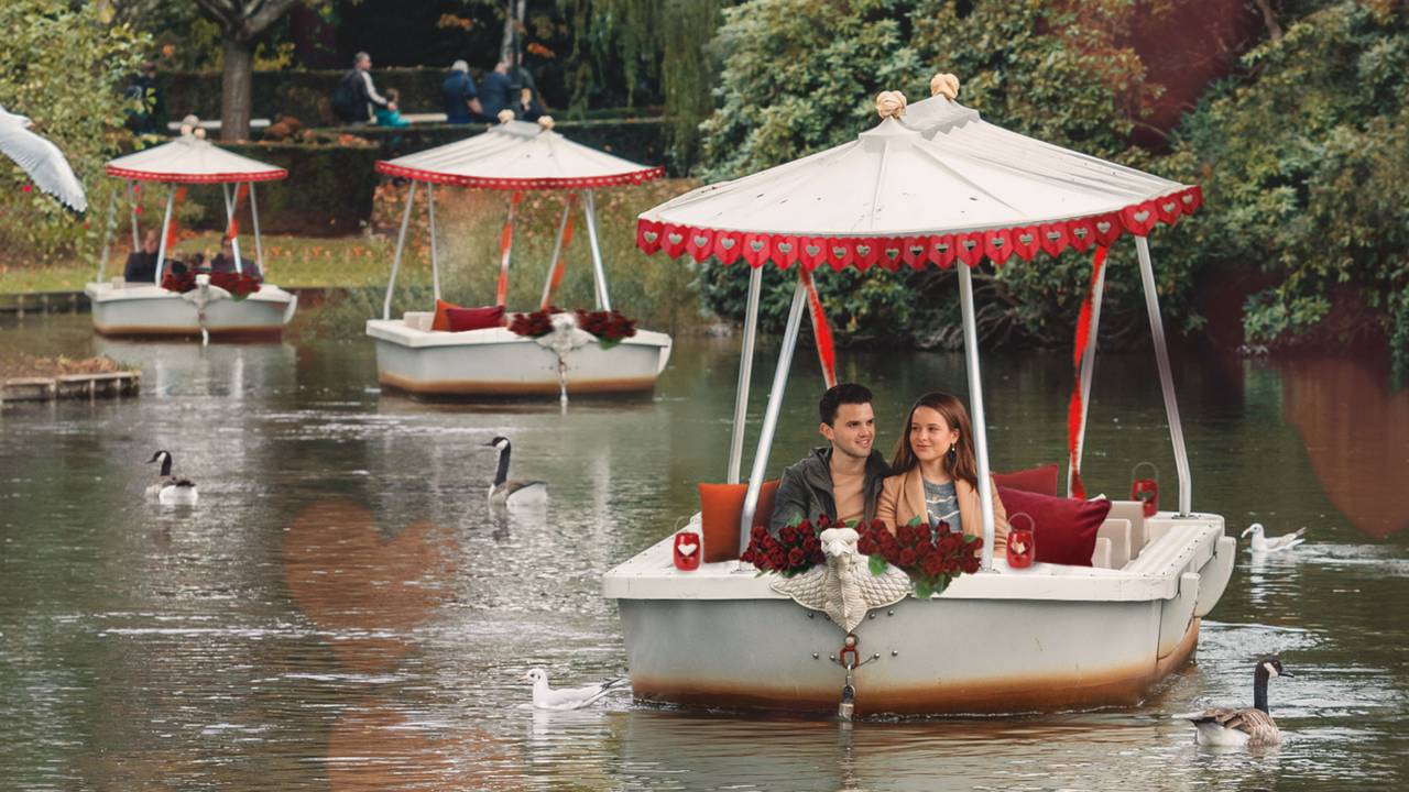 In de Efteling stap je binnenkort in het liefdesbootje (Foto: Efteling)