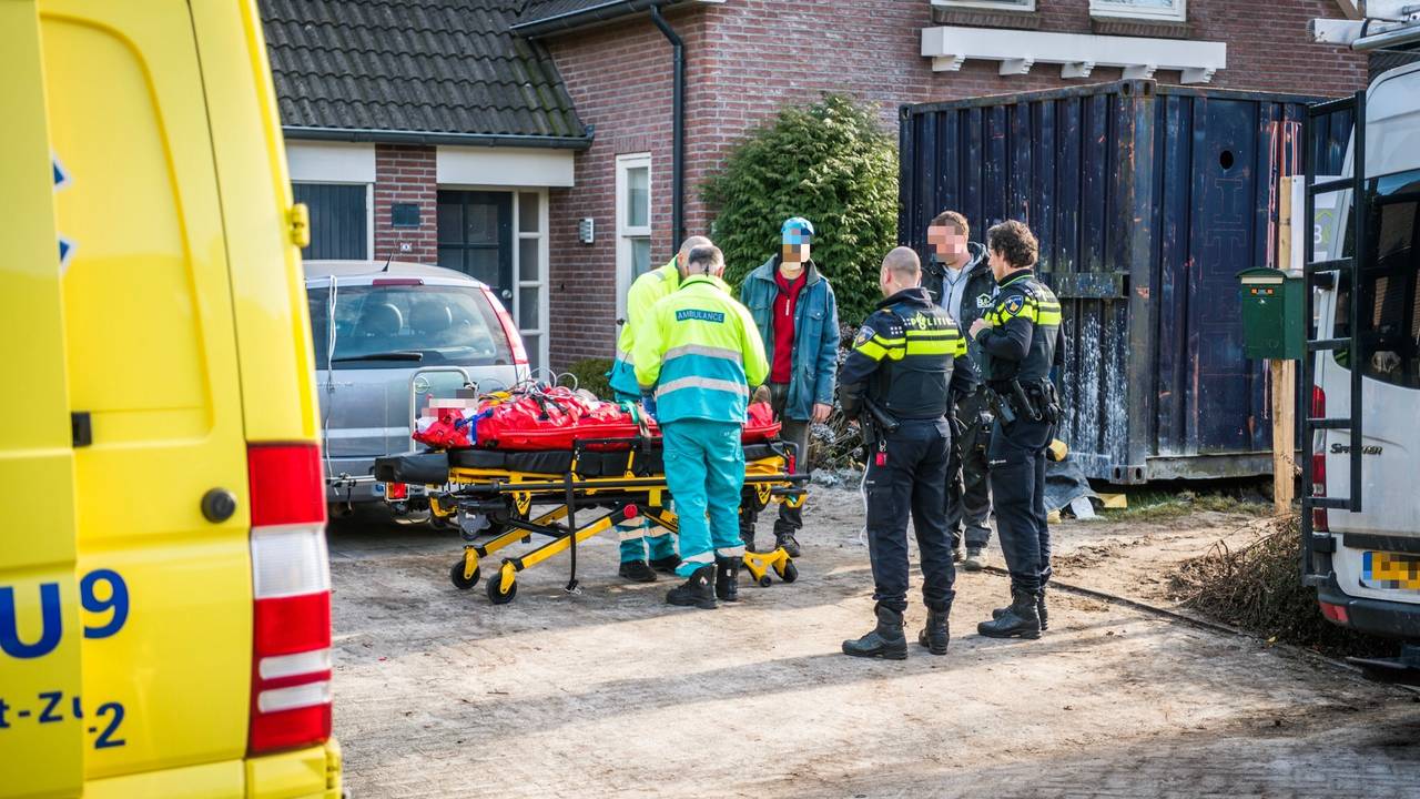 De 77-jarige man viel van het dak van een huis aan de Adriaan Rijkenstraat (Foto: Sem van Rijssel/SQ Vision Mediaprodukties)