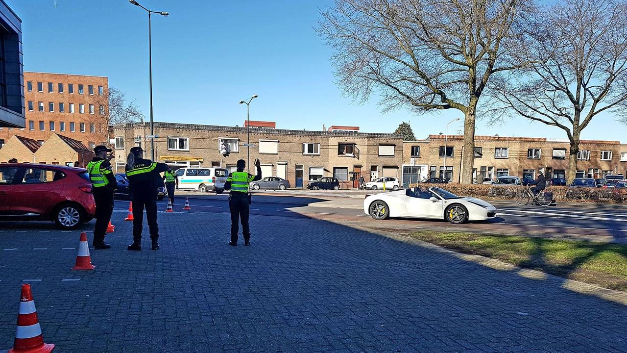 Controle onder stralend blauwe lucht. (Foto: Facebookpagina @politieteamweerijs)