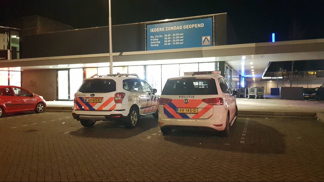 Twee (jonge) mannen plegen overval op Aldi in Tilburg (Foto: Fons Hendriks)
