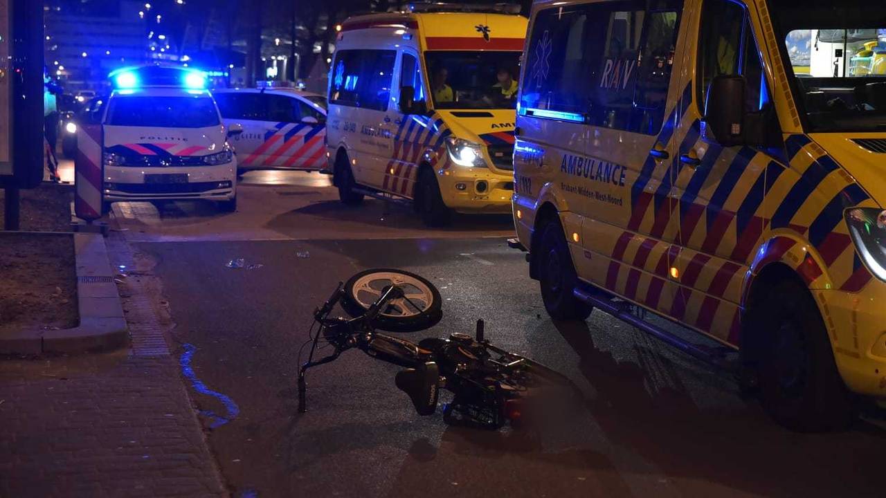 Er was een ongeluk tussen een politiewagen en snorfiets op de Spoorlaan (Foto: Jeroen Stuve).