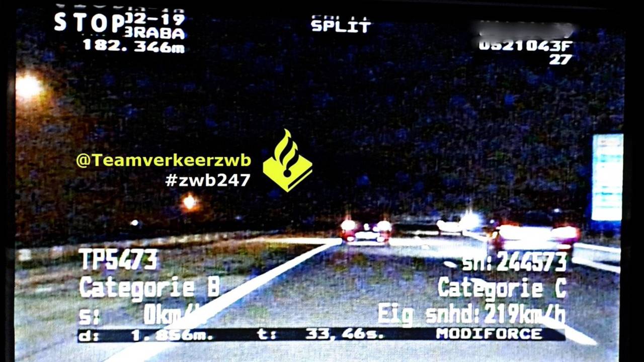 De automobilist racete over de N261. (Foto: Twitter Team Verkeer Zeeland-West-Brabant)