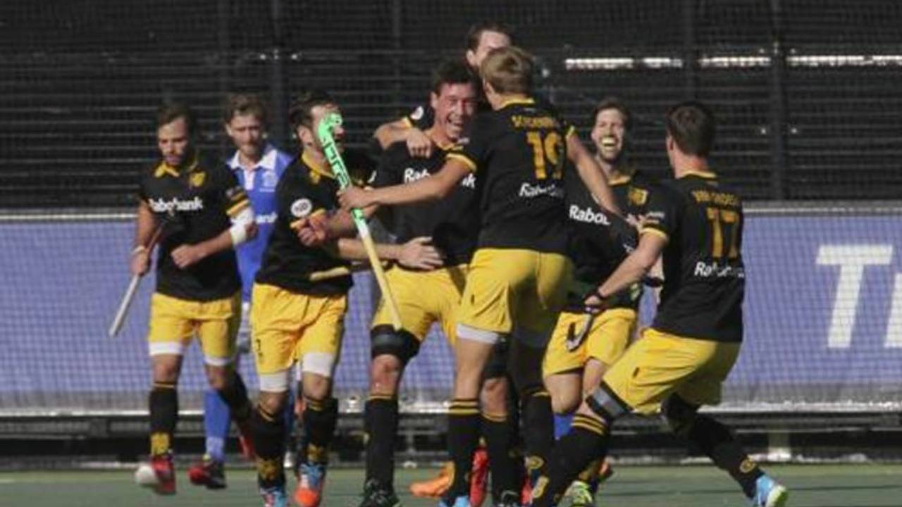 Arjen (midden) met zijn teamgenoten van HC Den Bosch (Archief)