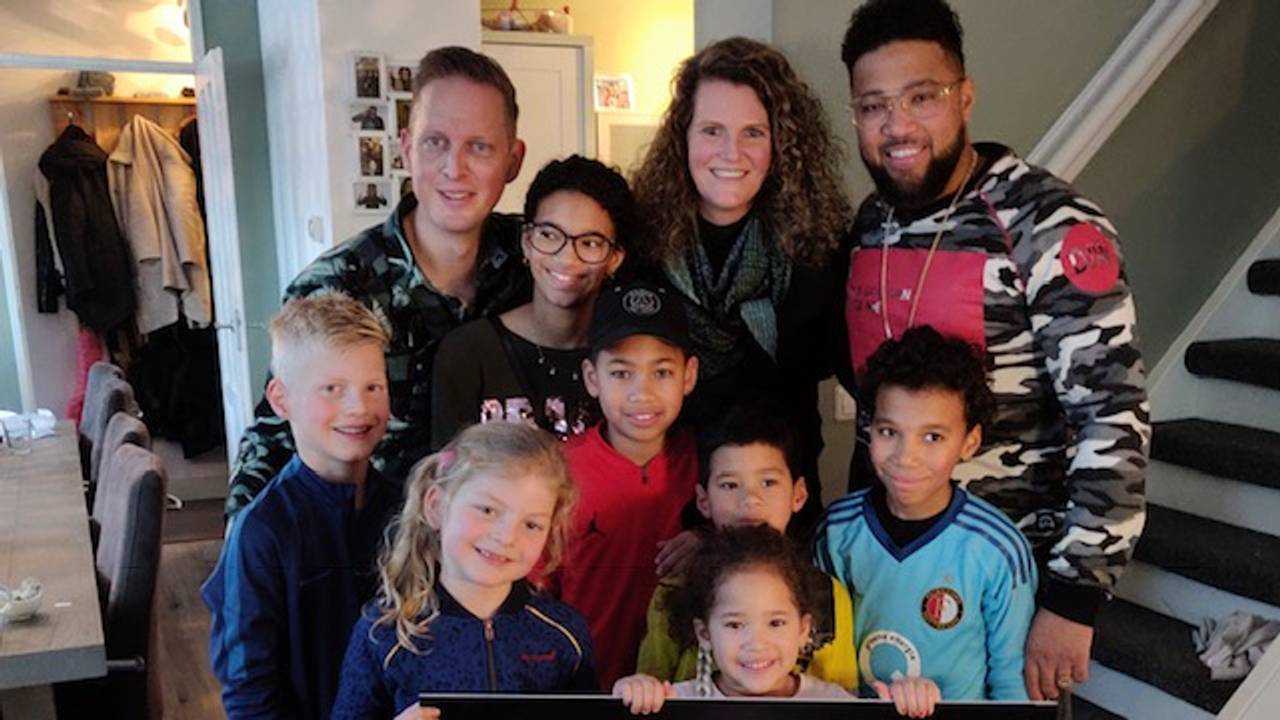 Koen en Jay met hun gezinnen samen.