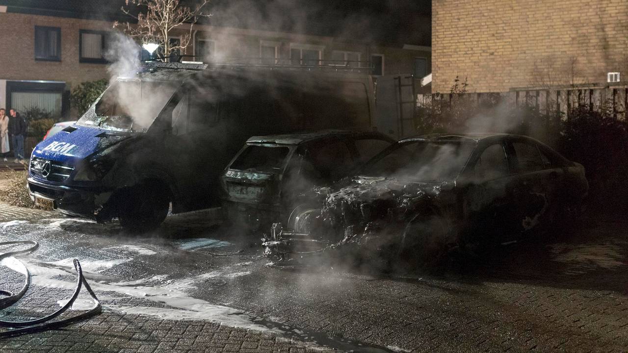 Van de auto's in de Ruyllaan in Grave bleef weinig over. (Foto: SK-Media)