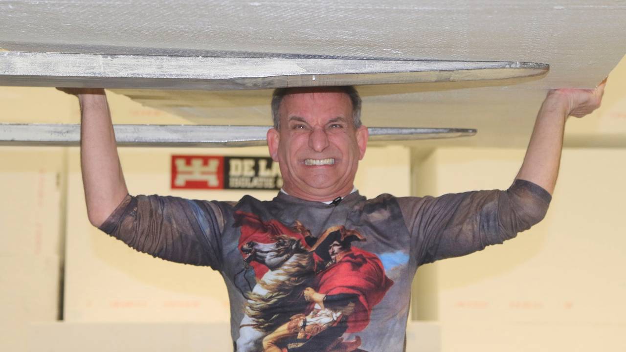 Johan Vlemmix tilde een blok tempex boven zijn hoofd met een volume van vijf kubieke meter (Foto: Danny van Schijndel).