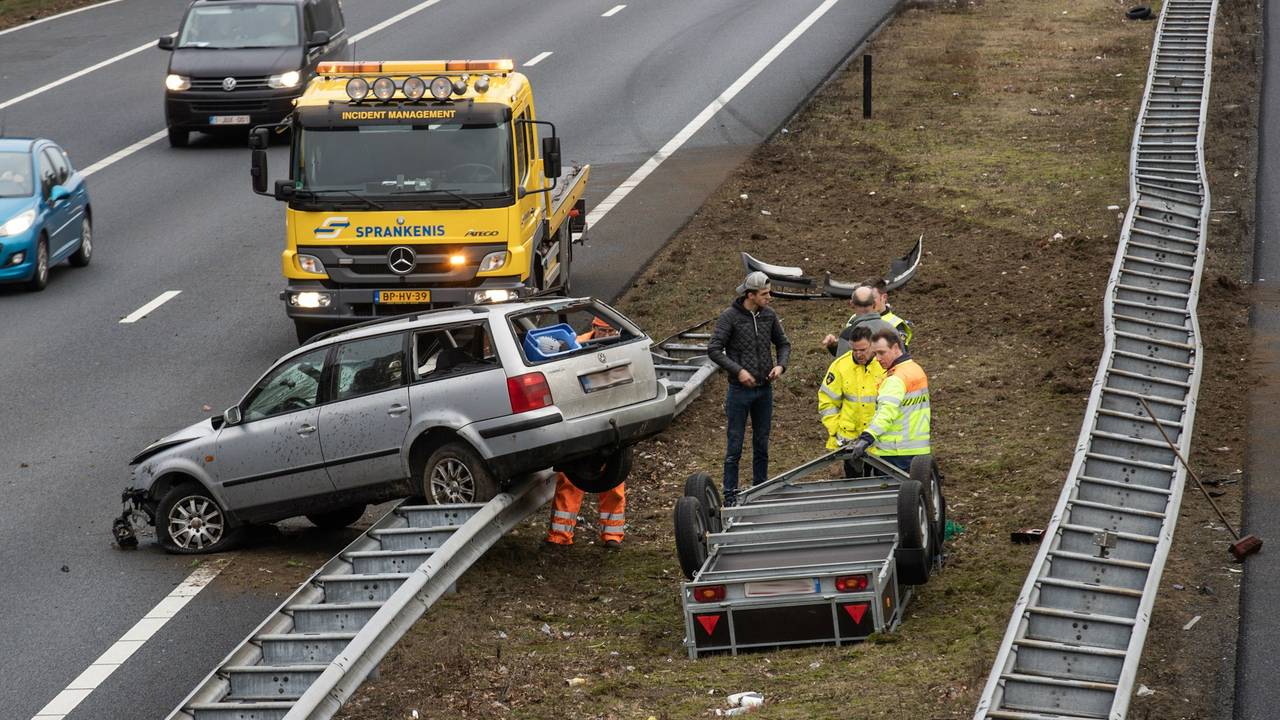 De oorzaak van de files is een ongeluk met een auto met aanhanger. (Foto: Dave Hendriks/SQ Vision)
