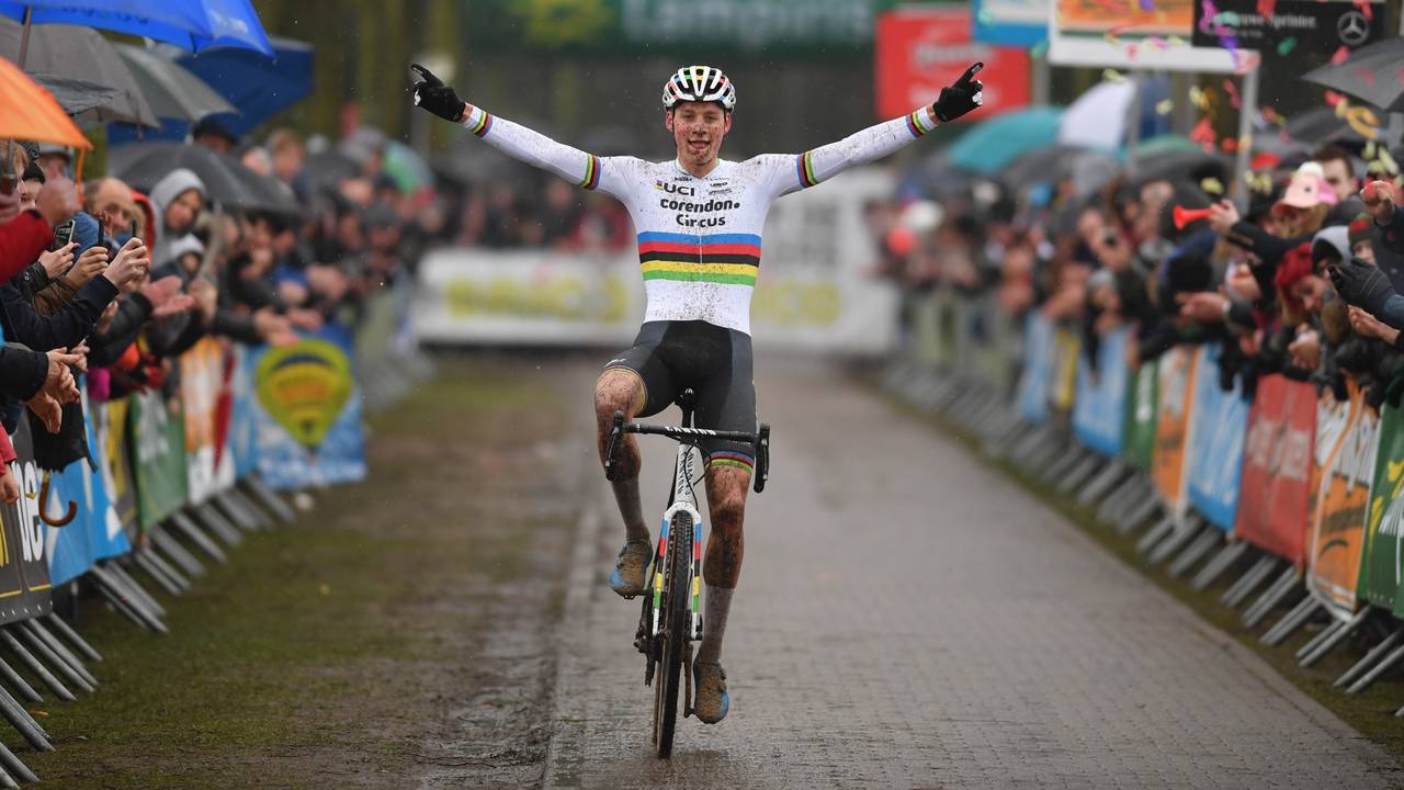 Mathieu van der Poel wint ook zijn eerste veldrit na het WK (foto: VI Images).