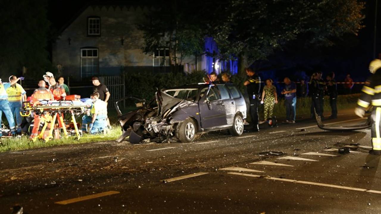 De auto raakte met 129 kilometer per uur een lantaarnpaal en een boom (foto: SK Media)