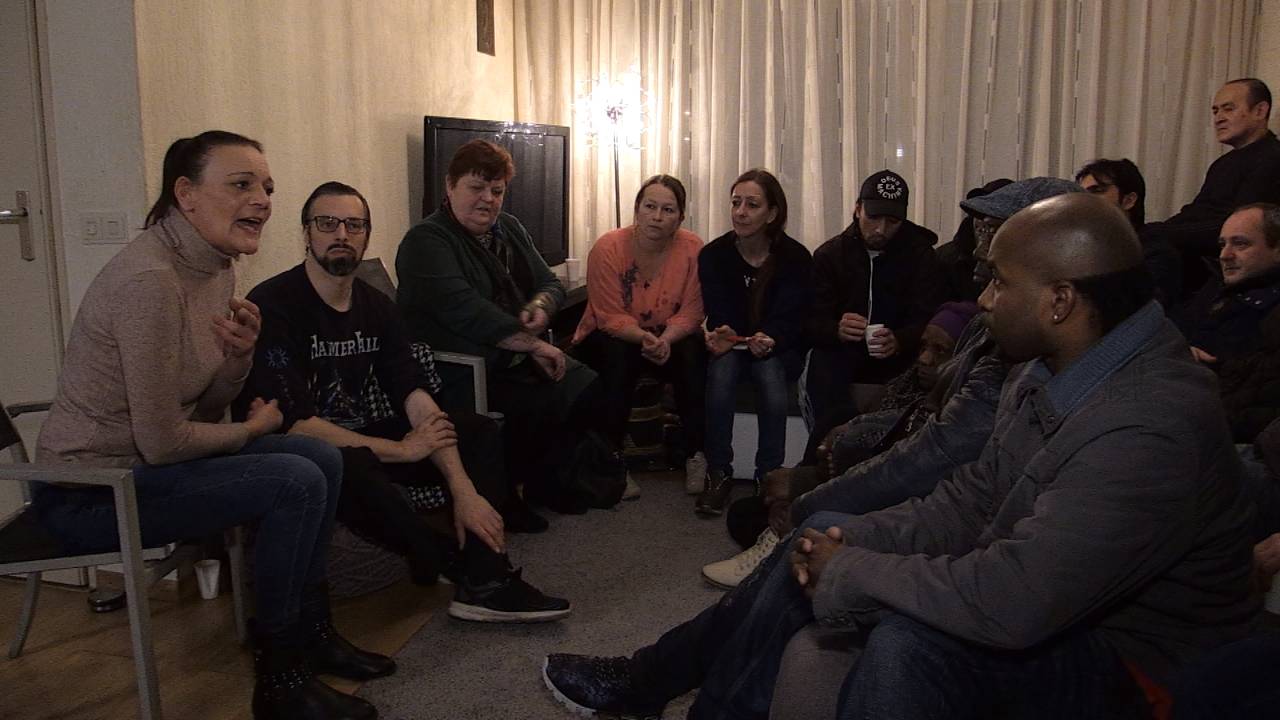 De chroomslachtoffers bespreken de mogelijkheden (foto: Ilse Schoenmakers).