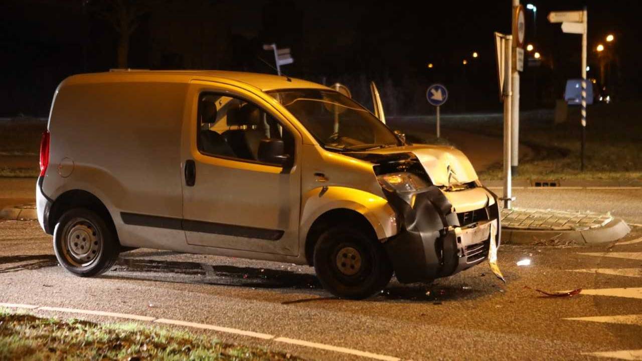 De bestelbus botste tegen een stilstaande auto aan (Foto: Sander van Gils, SQ Vision Mediaprodukties).